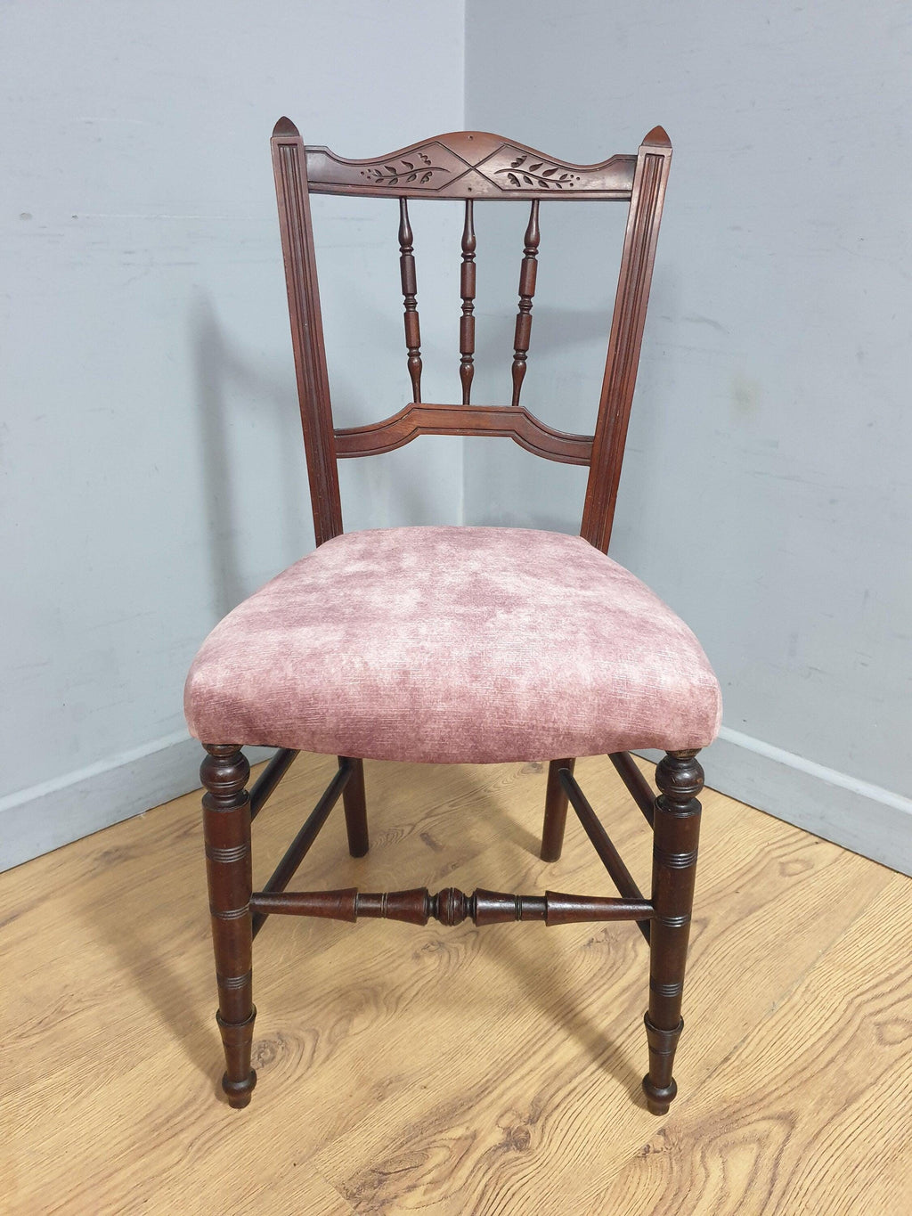 Vintage Antique Mahogany Ornate Spindle Back Turned Leg Bedroom Chair