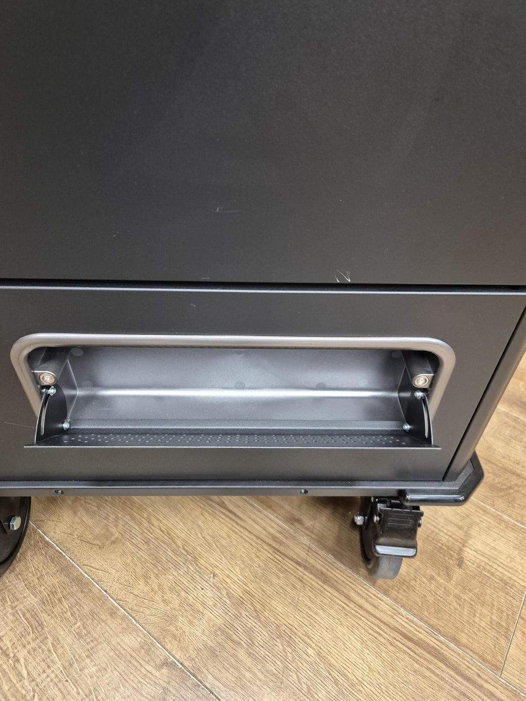 V7 CHGCT30 30 Device Laptop Tablet Intelligent Charging Cart