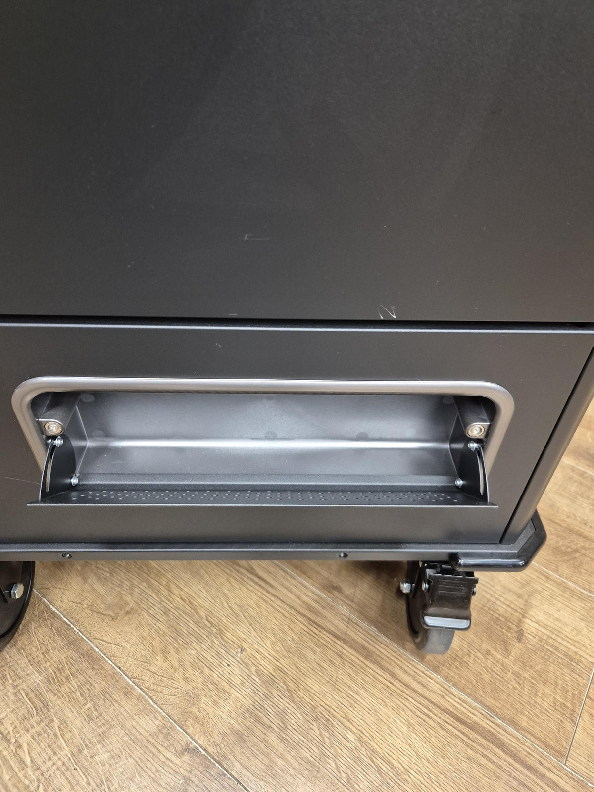 V7 CHGCT30 30 Device Laptop Tablet Intelligent Charging Cart