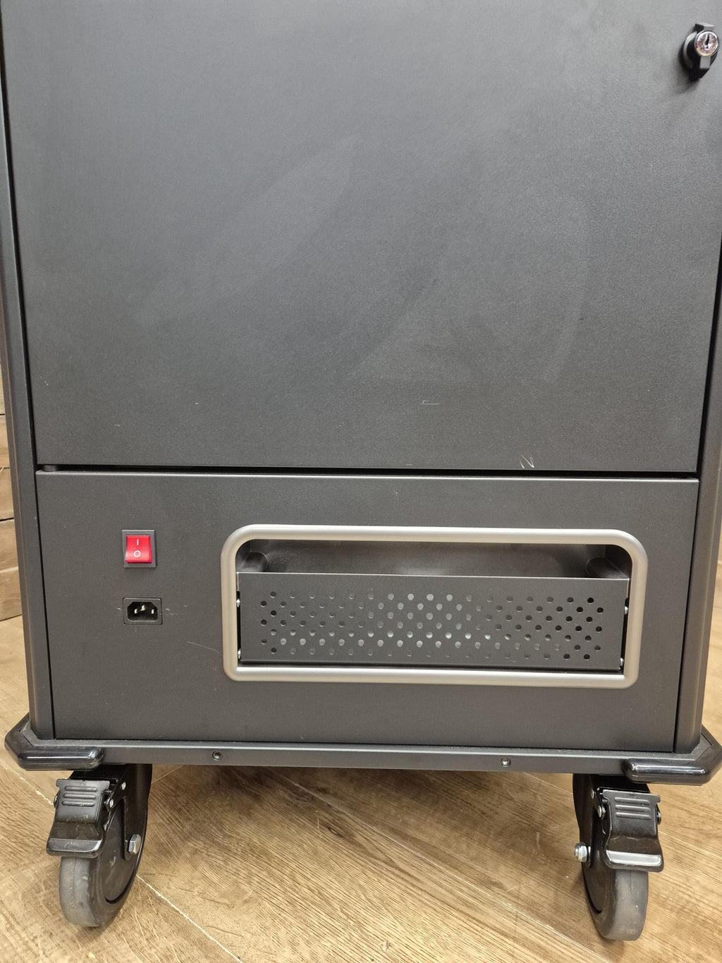 V7 CHGCT30 30 Device Laptop Tablet Intelligent Charging Cart